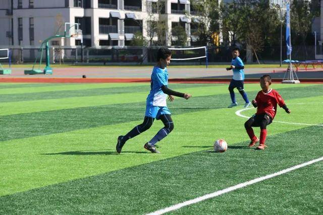 康宁汉姆20+10詹姆斯空砍三双 活塞险胜湖人